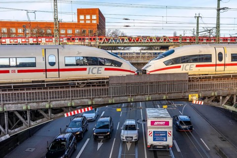 ICE and S-Bahn train on the line, railway bridge over Deutz-Mülheimer-Straße, more than 10 tracks
