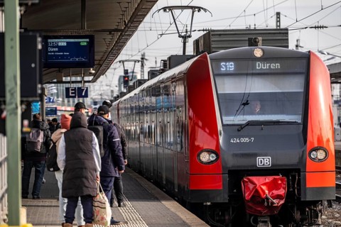 Passengers on the platform, regional train at Cologne-Messe/Deutz station, 2nd largest train