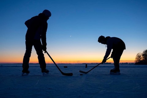 Winter at Dümmer, ice hockey player on the lake, Eickhöpen, Lembruch, Lower Saxony, Germany