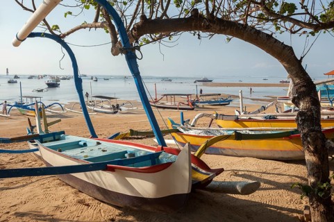 Restored, brightly painted outrigger fishing boats on Sanur beach, Bali, Indönsia