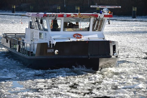Icebreaker BEAVER crushes ice on the Elbe near Geesthacht, Schleswig-Holstein, Germany