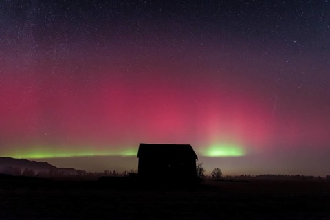 Northern lights, aurora borealis, solar storm, January 2026, red, green, hut, Loisach-Lake