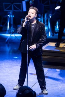 Sebastian Krumbiegel, singer of Die Prinzen live on Symphonica Tour together with the Thüringen