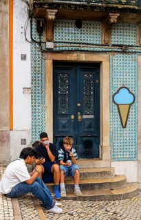 Young people eating ice cream, old town on Rue Padarias, Sintra, Lisbon, Portugal