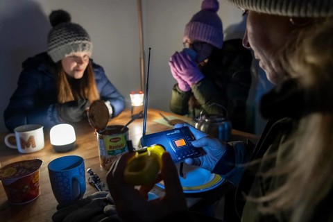 Symbolic blackout, extensive, prolonged power failure, in private surroundings, without