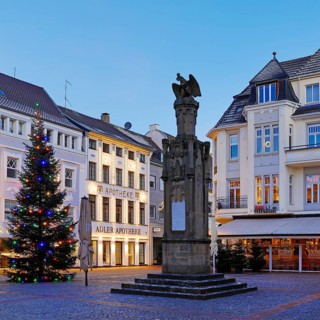 Christmas tree on the Altmarkt at dusk, Altstadt, Moers, Ruhr area, North Rhine-Westphalia, Germany