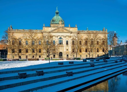Pleißemühlgraben in front of the Federal Administrative Court, former Reichsgericht, in winter with