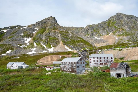 Building of the former Gold Mine Independence Mine in mountainous landscape, Independence Mine