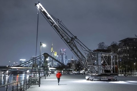 Snowfalls and freezing temperatures have transformed the banks of the Main and Frankfurt banking