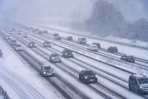 The onset of winter in North Rhine-Westphalia, heavy snowfall, A3 motorway near Hilden, near
