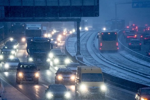 Winter weather, motorway traffic, A40 motorway, Ruhrschnellweg, in Essen, at the Essen-East