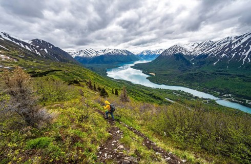 Climbers on a hiking trail, Slaughter Ridge Trail, view of snowy mountains in spring and turquoise