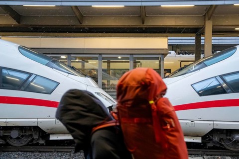ICE train on the platform in Essen Central Station, North Rhine-Westphalia, Germany