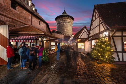 Evening atmosphere in the Handwerkerhof during Advent, the Königstorturm in the back, built around