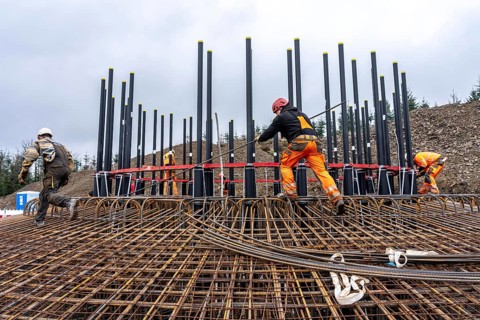 Assembly of reinforcing steel for the reinforced concrete foundation of a wind turbine, a mesh of