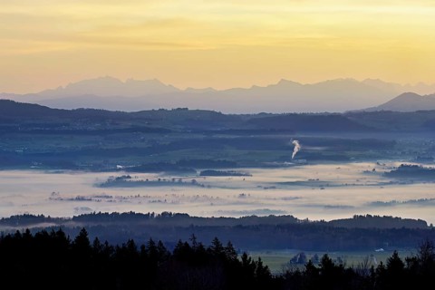 View from Horben of the Reuss Valley covered in fog, behind it the Alpstein with the Säntis in the