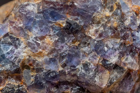 This scene shows a large rock fragment that contains quartz and fluorite crystals. Reflections and