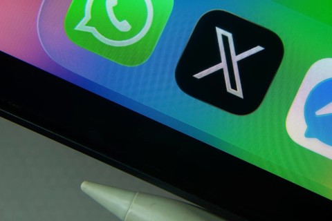 16 Nov 2025- Dhaka, Bangladesh: X and other app icons with a digital pen on a iPad screen