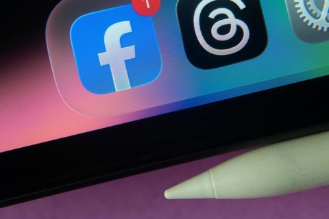 16 Nov 2025- Dhaka, Bangladesh: Facebook and other app icons with a digital pen on a iPad screen