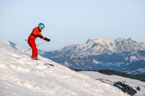 Skiers, downhill Hohe Salve, back Loferer Steinberge, SkiWelt Wilder Kaiser Brixenthal, Hochbrixen,