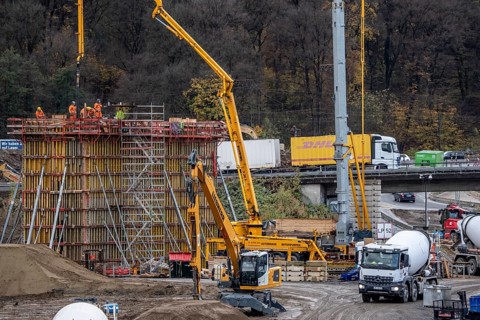 Concreting of a new bridge pillar at the Duisburg-Kaiserberg motorway junction, complete conversion