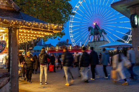Full city center, shopping street, Kettwiger Straße pedestrian zone in Essen, first takeaways and