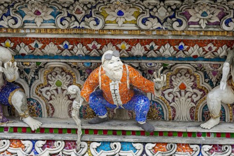 Decorative elements with pop culture references (for example comics, superheroes) in the stucco and