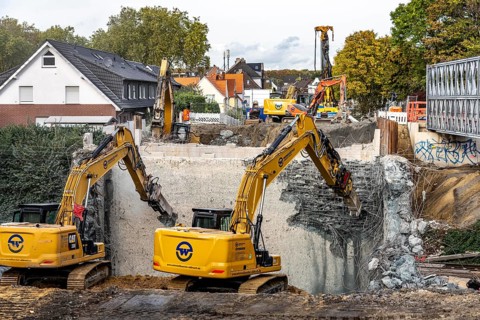 Demolition of an old road bridge, Weierstraße, then new construction of the bridge for the