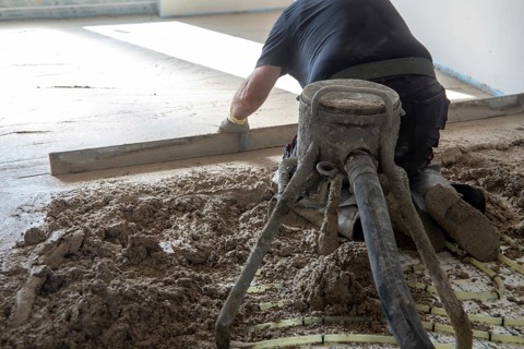 Delivery and installation of flowing screed in new buildings