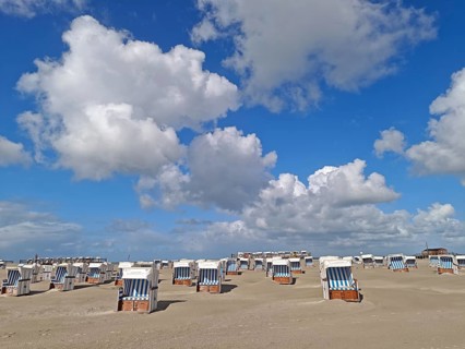 Sand drifts on the North Sea beach, blue sky, white clouds, summer, sun, sand, beach chairs, on the