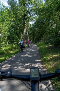 Long-distance cycle path F28, so-called Doorfietsroute, through cycle path, in the province of