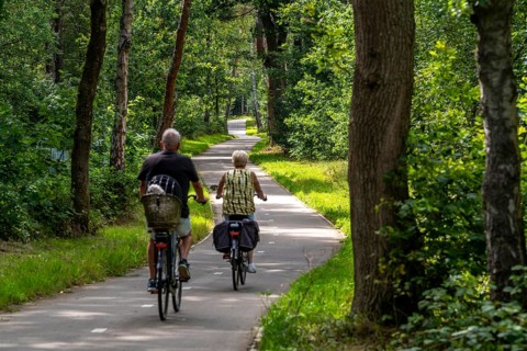 Long-distance cycle path F28, so-called Doorfietsroute, through cycle path, in the province of