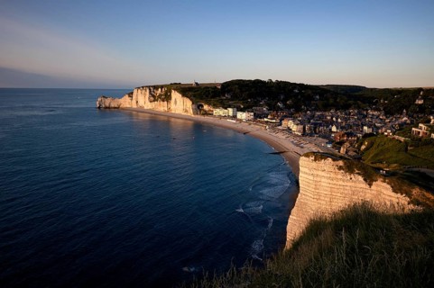 Rock arch Falaise or Porte d'Amont, beach, church Chapelle Notre Dame de la Garde, Étretat, sea,