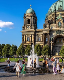 The pleasure garden with the fountain and the Berlin Cathedral, Berlin, Germany