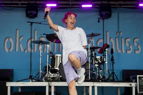 Eva Sauter, singer of the band ok.danke.tschüss at the Highfield Festival on Sunday, Störmthaler