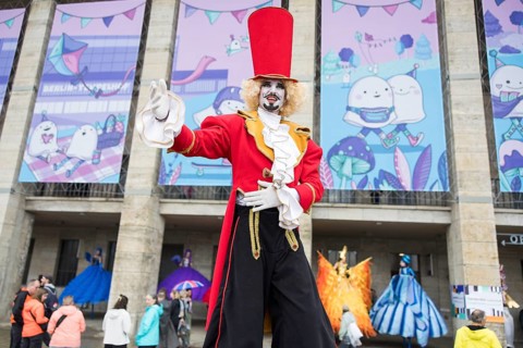 Dulce Compania stilt figures at the Lollapalooza Festival in the Olympiastadion and on the Maifeld,