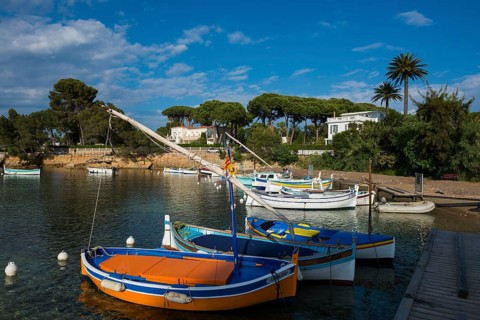 Beach and colourful boats, Plage de I'Olivette, Cap d'Antibes, Antibes, Provence Alpes Côte d'Azur,