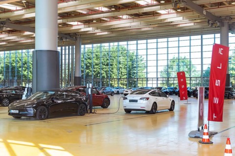 Standstill at the largest Tesla pick-up centre in Europe. Tesla's sales crisis is making itself