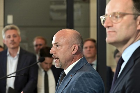 On the right, the chairman of the CDU/CSU parliamentary group, Jens Spahn (CDU), and his deputy