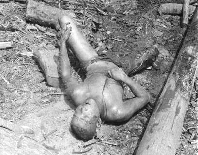 War victims, civilians. Presumably Shangai or in the immediate vicinity. Second World War in Asia.