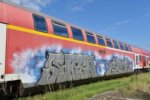 Double-decker carriage, double-decker train, double-decker carriage with graffiti