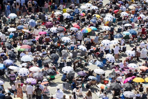 Visitors at the Staatsoper für alle, a free open-air concert with conductor Christian Thielemann
