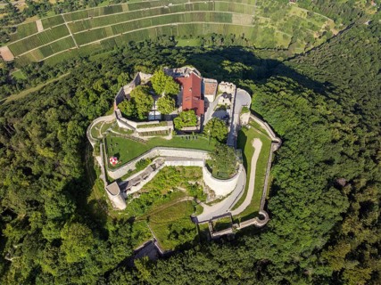 Luftbild von der hochmittelalterlichen Burgruine, Höhenburg Hohenneuffen am Albtrauf, Neuffen,