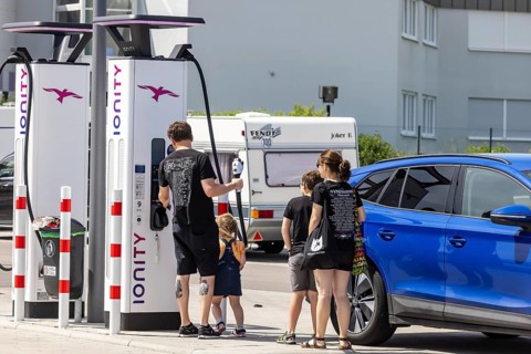 Merklingen charging park in the Swabian Alb. There are charging stations from Ionity and Tesla at