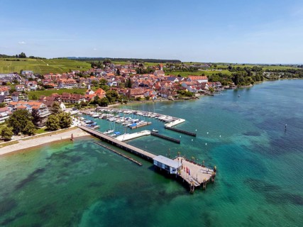 Luftbild von der Bodenseegemeinde Hagnau, Winzerdorf und beliebter Ferienort am Bodensee, mit dem