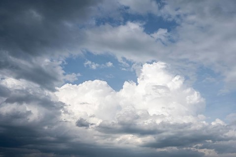 Dramatische Wolkenformation vor einem Sommergewitter, aufziehendes Unwetter, Extremwetter,