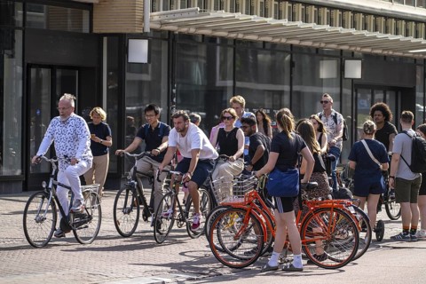 Central cycle path on the Lange Viestraat, lanes for pedestrians, cyclists and local traffic are