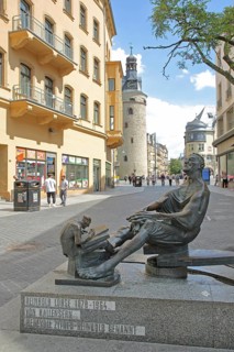 Sculpture Zither-Reinhold alias Reinhold Lohse by Wolfgang Dreysse 2001, street musician and