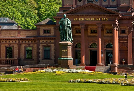 Kaiser-Wilhelms-Bad with monument to Kaiser Wilhelm I in the spa gardens of Bad Homburg vor der