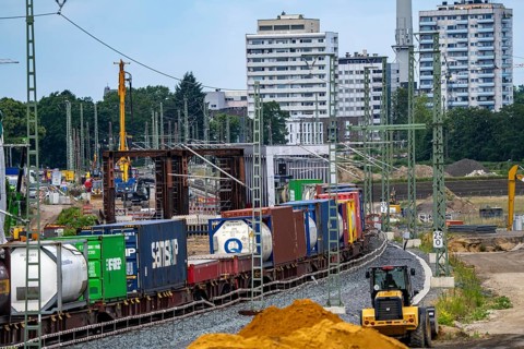 Reconstruction, extension of the Emmerich-Oberhausen railway line, three tracks, including 47 new